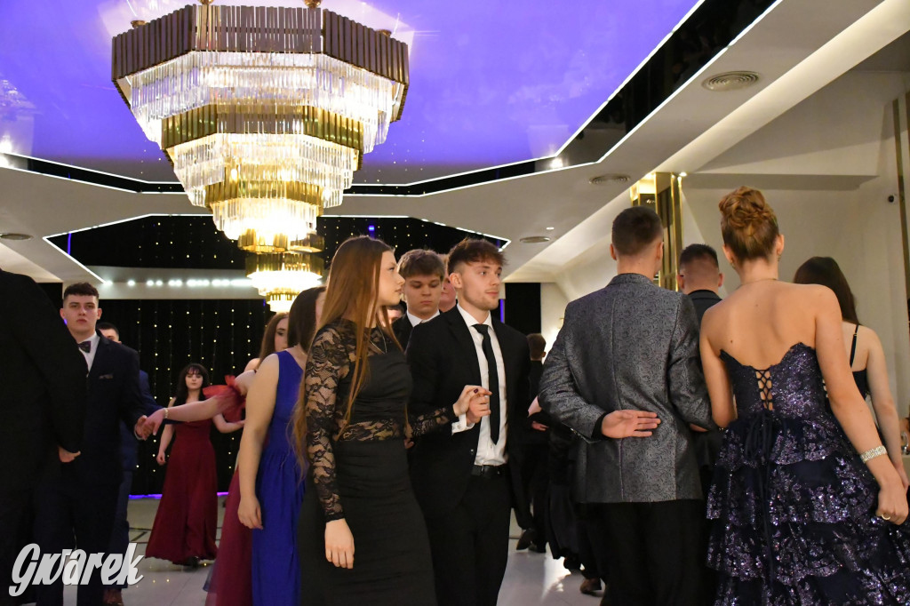 Maturzyści z Chemika zatańczyli swojego poloneza