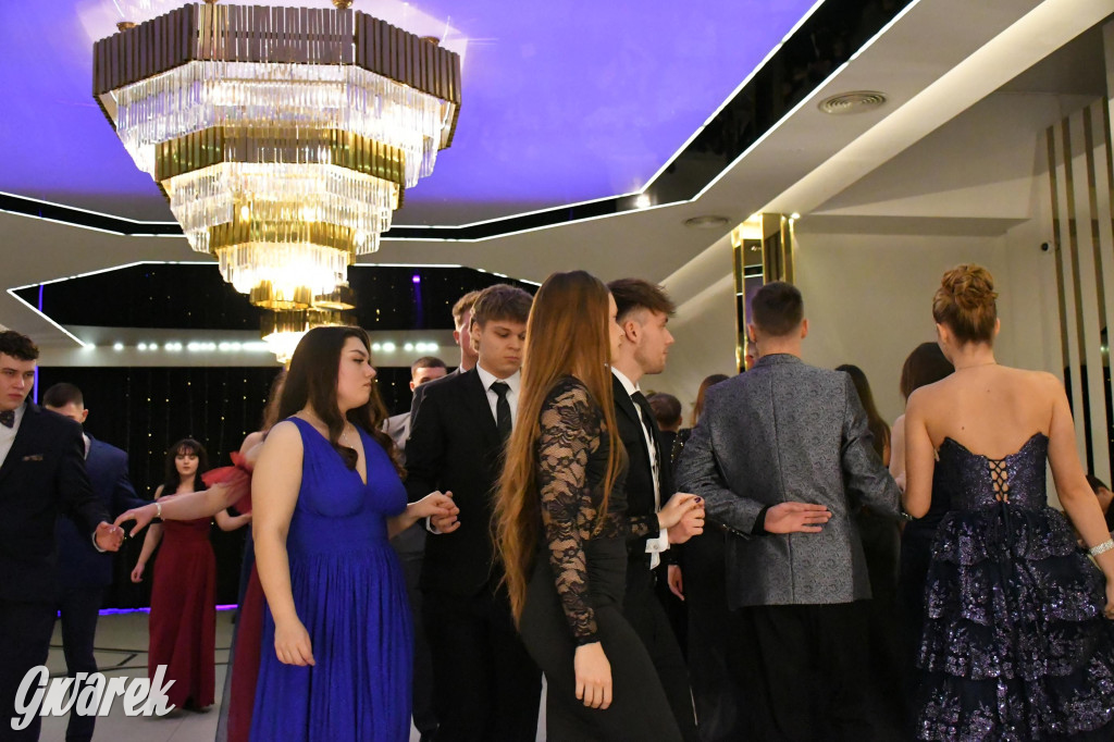 Maturzyści z Chemika zatańczyli swojego poloneza