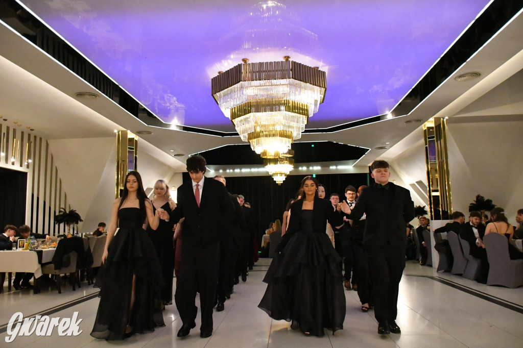 Maturzyści z Chemika zatańczyli swojego poloneza