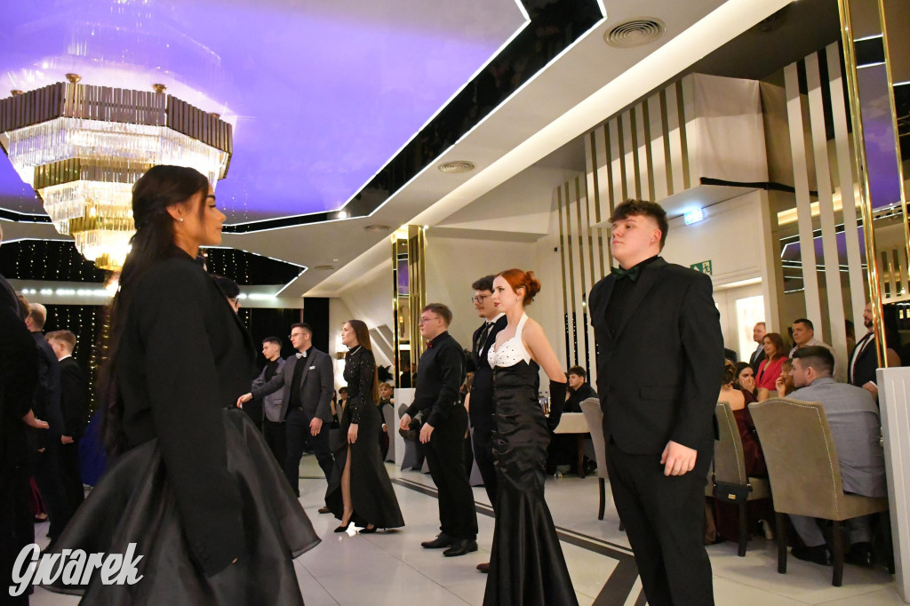 Maturzyści z Chemika zatańczyli swojego poloneza