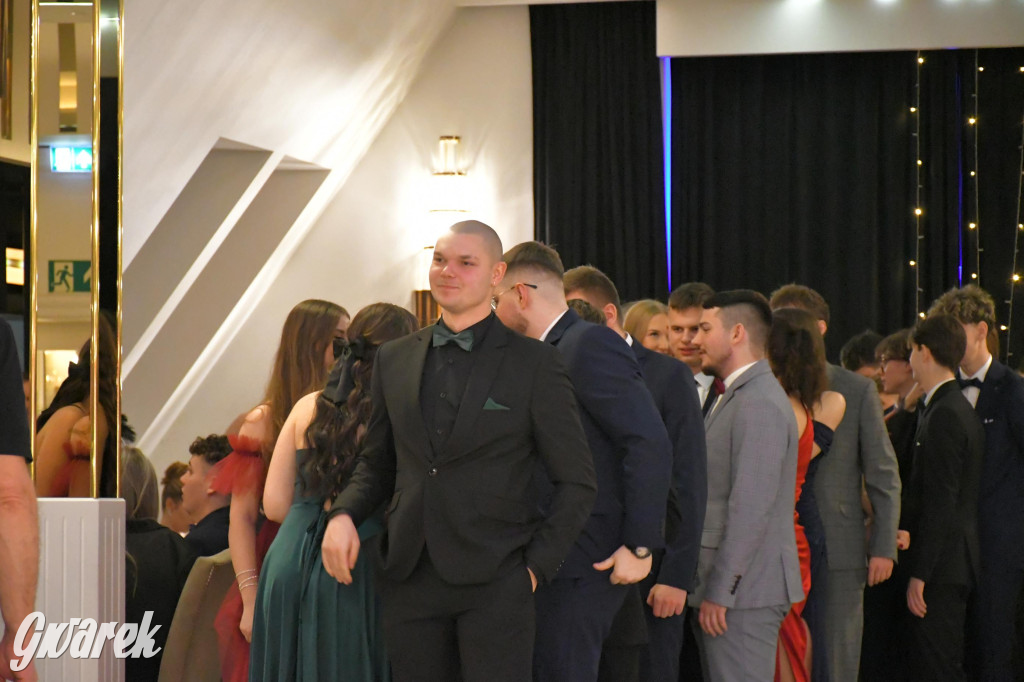 Maturzyści z Chemika zatańczyli swojego poloneza