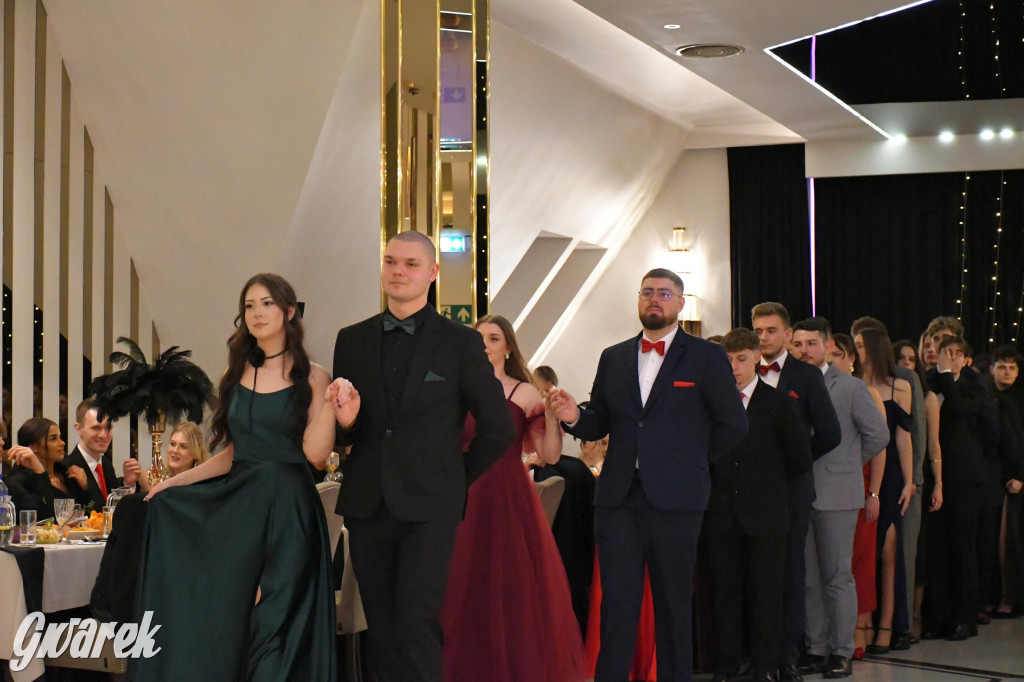 Maturzyści z Chemika zatańczyli swojego poloneza