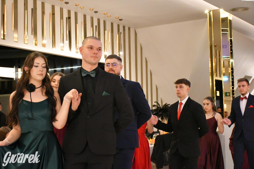 Maturzyści z Chemika zatańczyli swojego poloneza