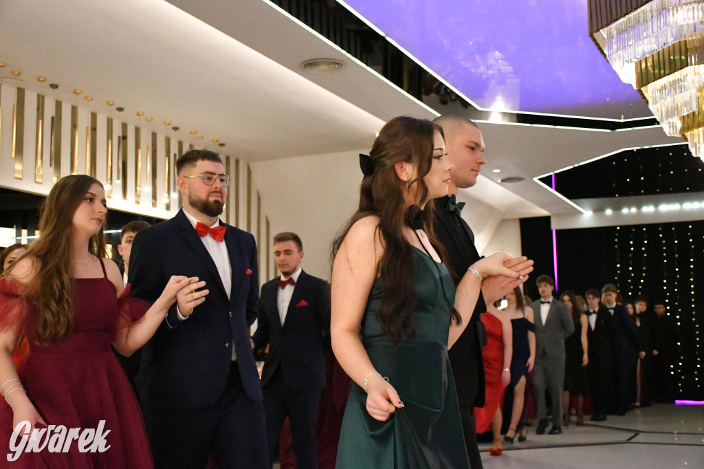 Maturzyści z Chemika zatańczyli swojego poloneza