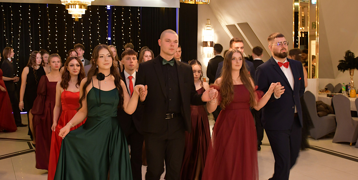 Maturzyści z Chemika zatańczyli swojego poloneza