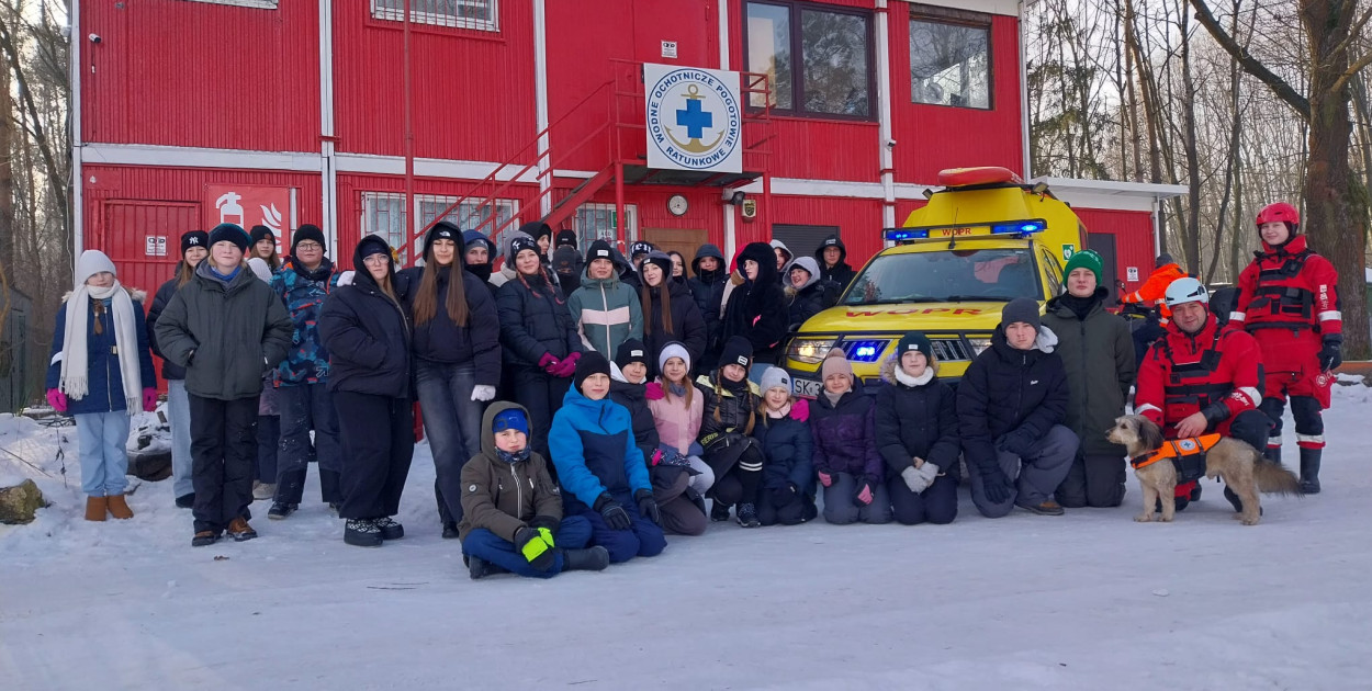 Uczniowie z Lasowic i Chemika na lodzie