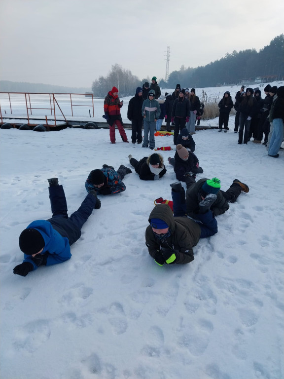 Uczniowie z Lasowic i Chemika na lodzie
