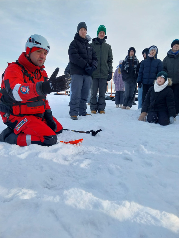 Uczniowie z Lasowic i Chemika na lodzie