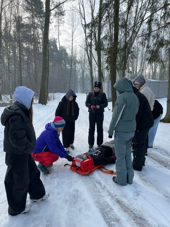 Uczniowie z Lasowic i Chemika na lodzie