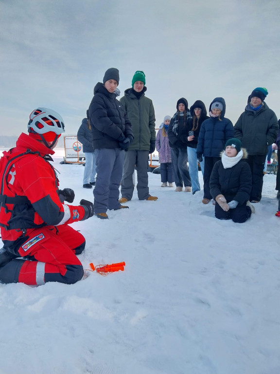 Uczniowie z Lasowic i Chemika na lodzie