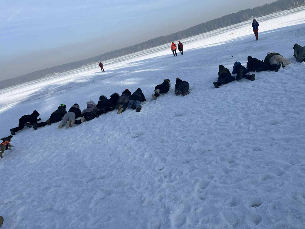 Uczniowie z Lasowic i Chemika na lodzie