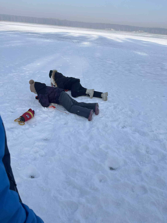 Uczniowie z Lasowic i Chemika na lodzie