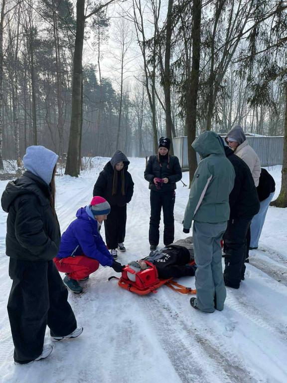 Uczniowie z Lasowic i Chemika na lodzie