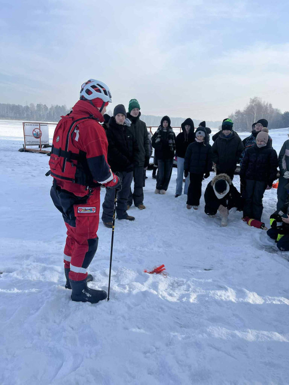 Uczniowie z Lasowic i Chemika na lodzie