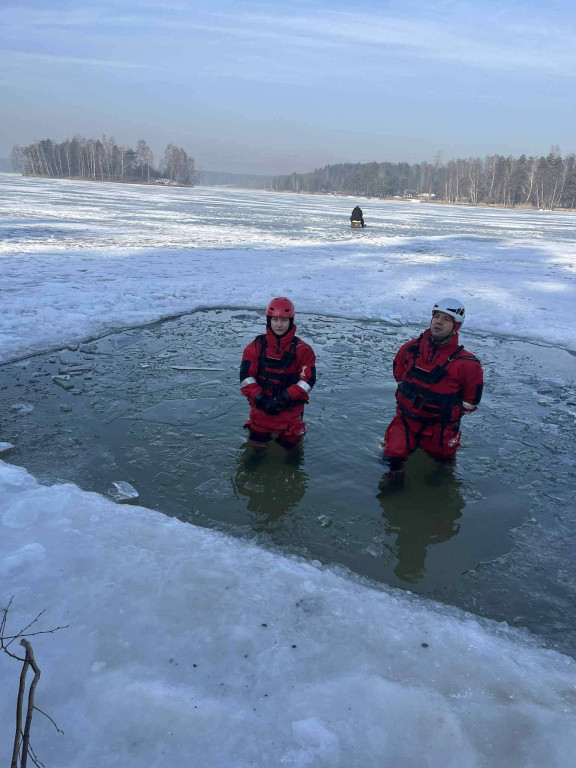 Uczniowie z Lasowic i Chemika na lodzie