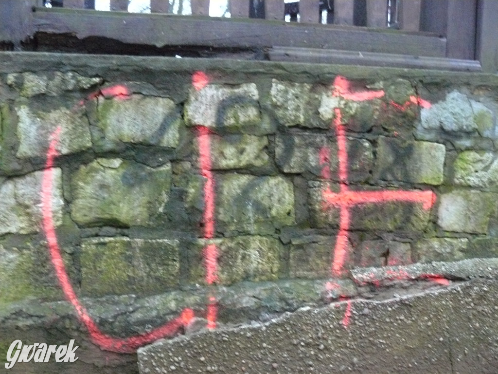 Wandalizm w Parku Miejskim. Słaby ten romantyzm