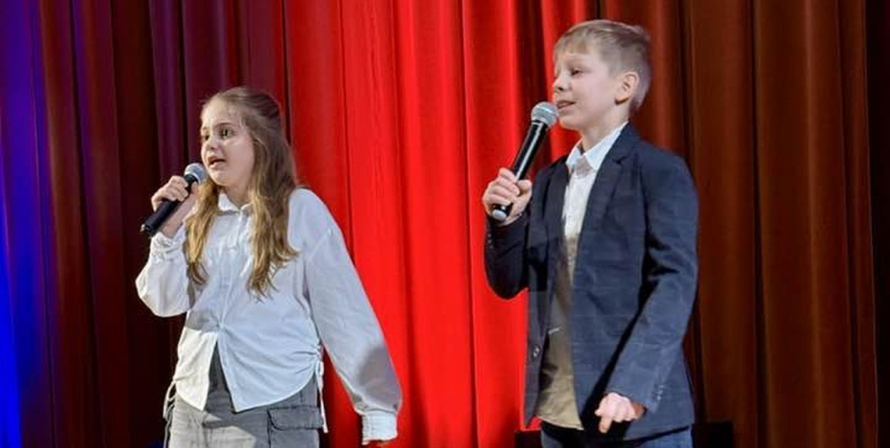 Laureaci na scenie, dziadkowie wśród publiczności