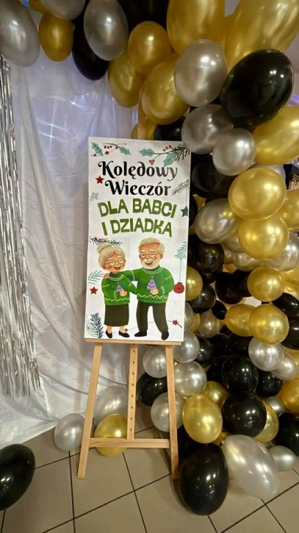 Laureaci na scenie, dziadkowie wśród publiczności