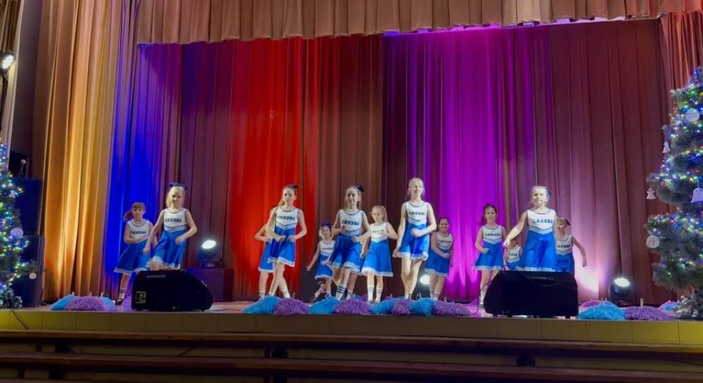 Laureaci na scenie, dziadkowie wśród publiczności