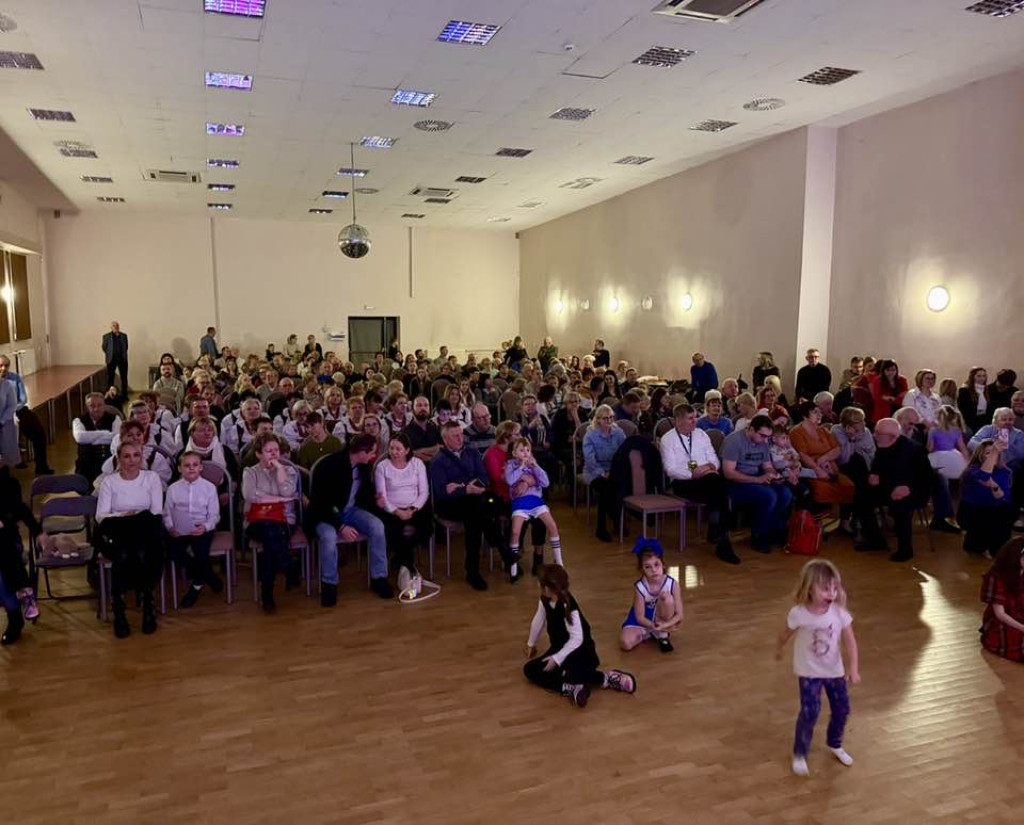 Laureaci na scenie, dziadkowie wśród publiczności