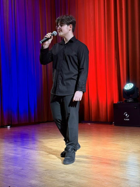 Laureaci na scenie, dziadkowie wśród publiczności