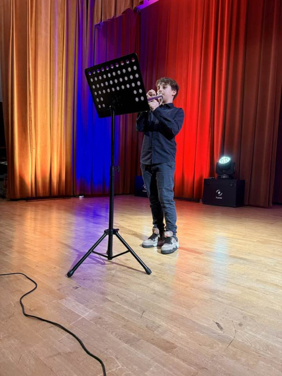 Laureaci na scenie, dziadkowie wśród publiczności