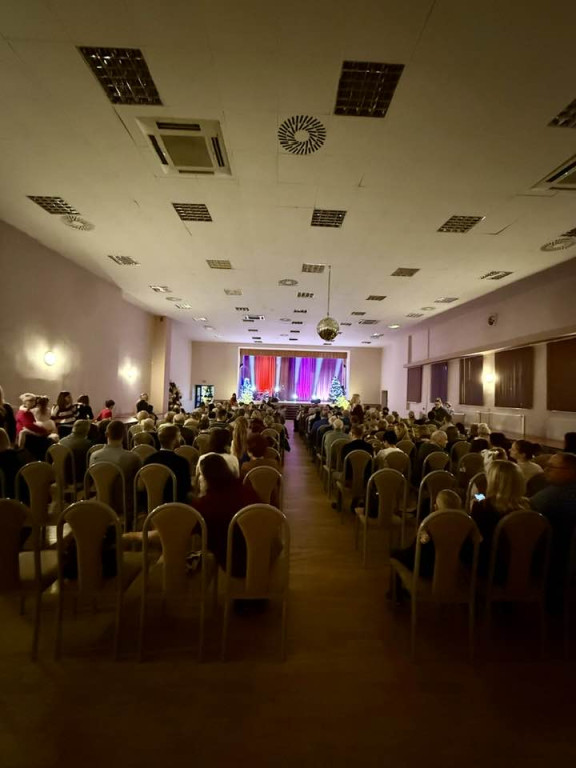 Laureaci na scenie, dziadkowie wśród publiczności