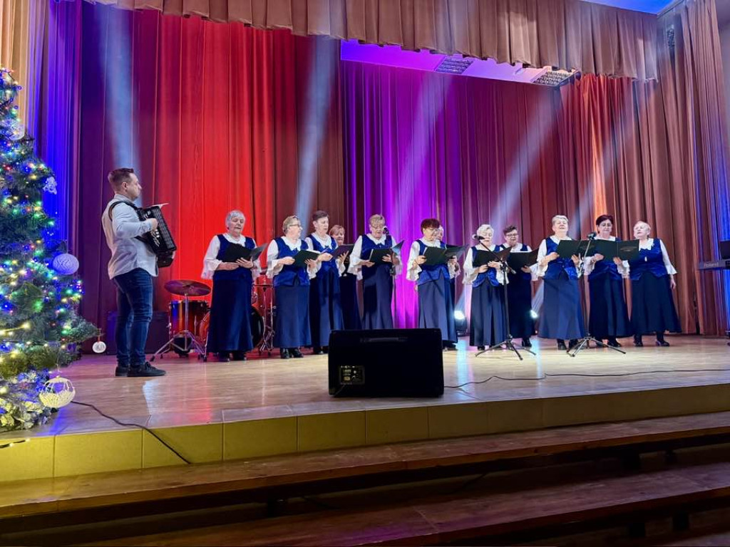 Laureaci na scenie, dziadkowie wśród publiczności