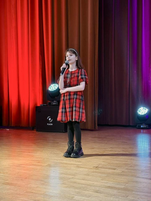 Laureaci na scenie, dziadkowie wśród publiczności