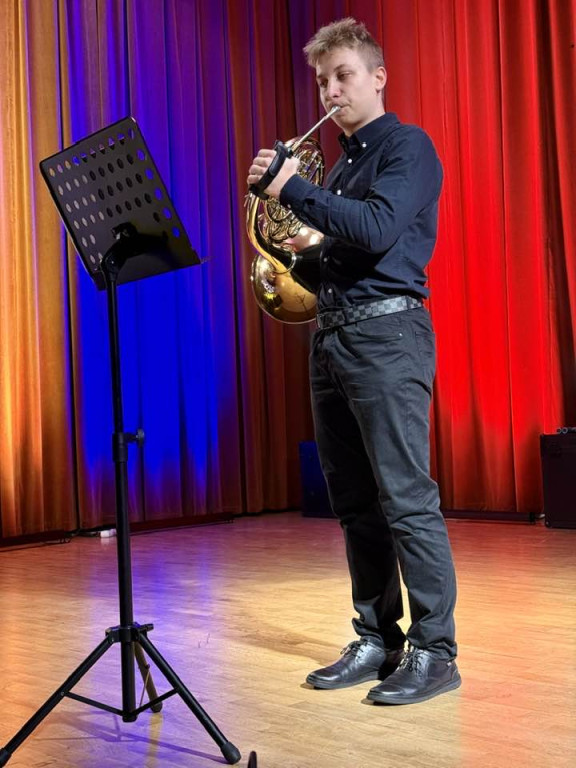 Laureaci na scenie, dziadkowie wśród publiczności