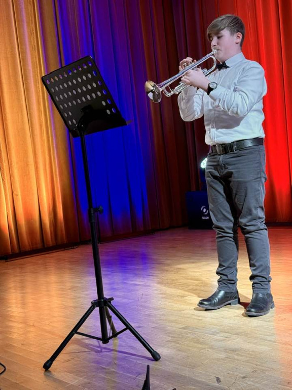 Laureaci na scenie, dziadkowie wśród publiczności