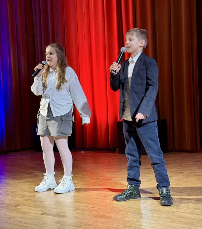 Laureaci na scenie, dziadkowie wśród publiczności