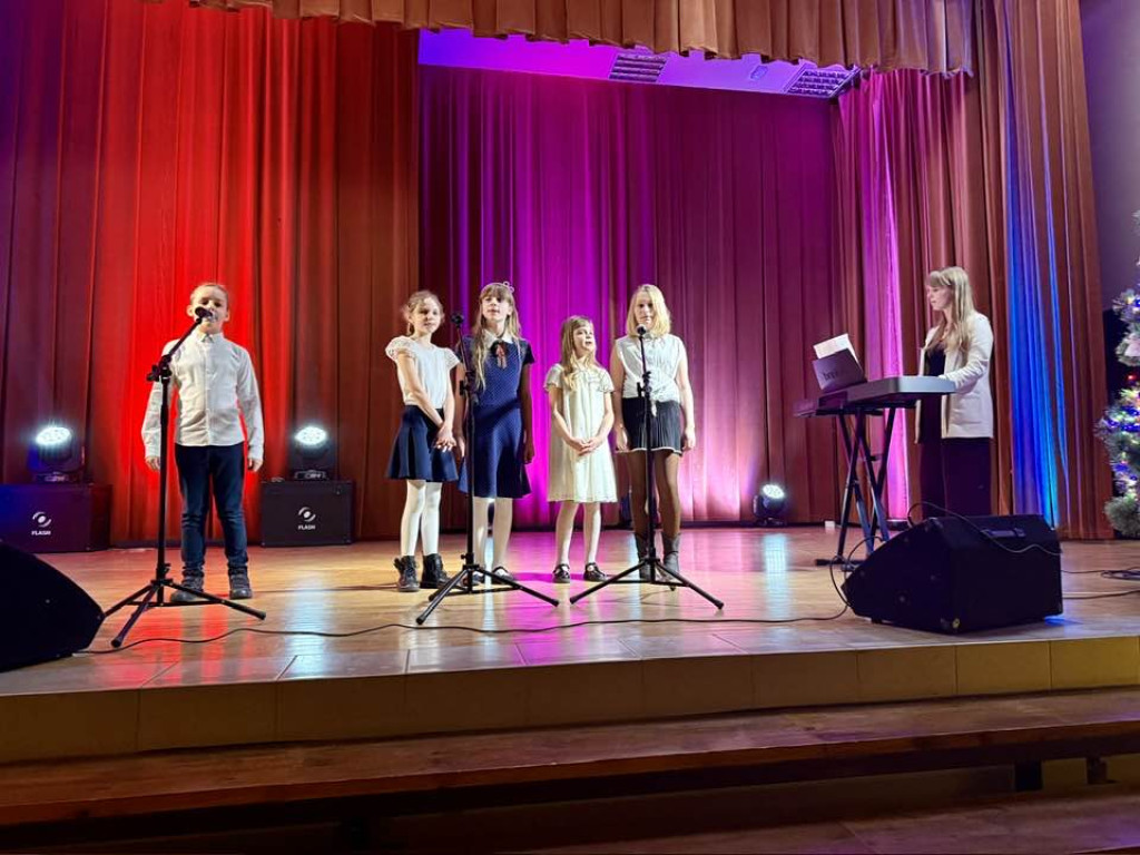 Laureaci na scenie, dziadkowie wśród publiczności