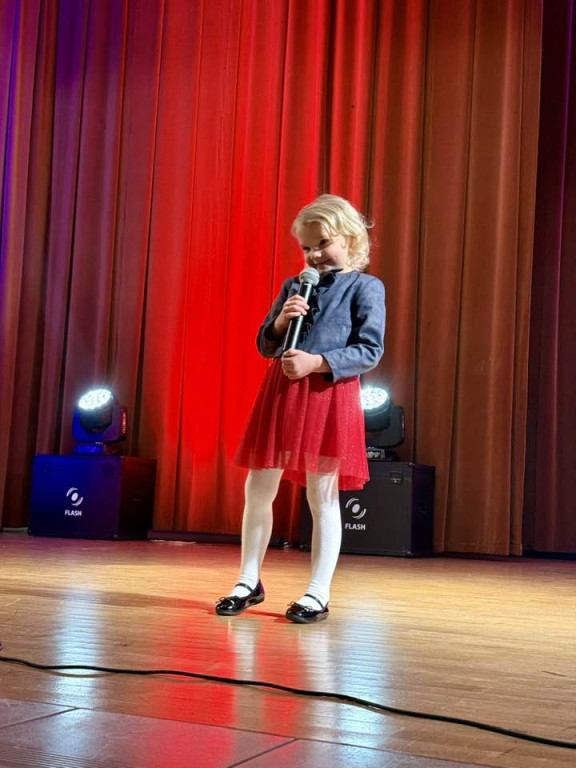 Laureaci na scenie, dziadkowie wśród publiczności