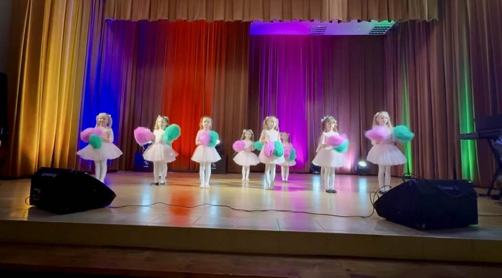 Laureaci na scenie, dziadkowie wśród publiczności