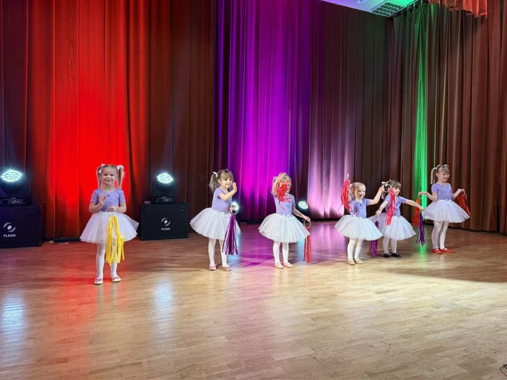 Laureaci na scenie, dziadkowie wśród publiczności