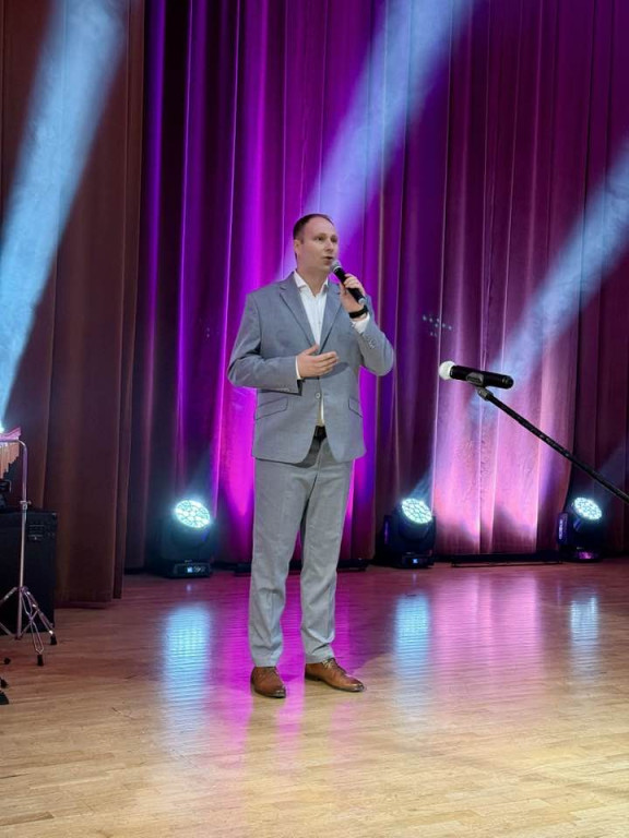 Laureaci na scenie, dziadkowie wśród publiczności