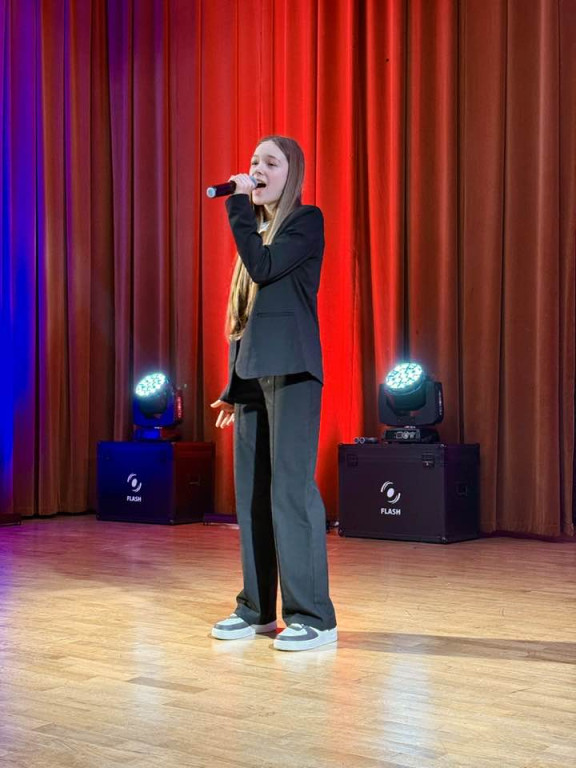 Laureaci na scenie, dziadkowie wśród publiczności