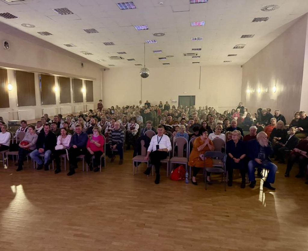 Laureaci na scenie, dziadkowie wśród publiczności