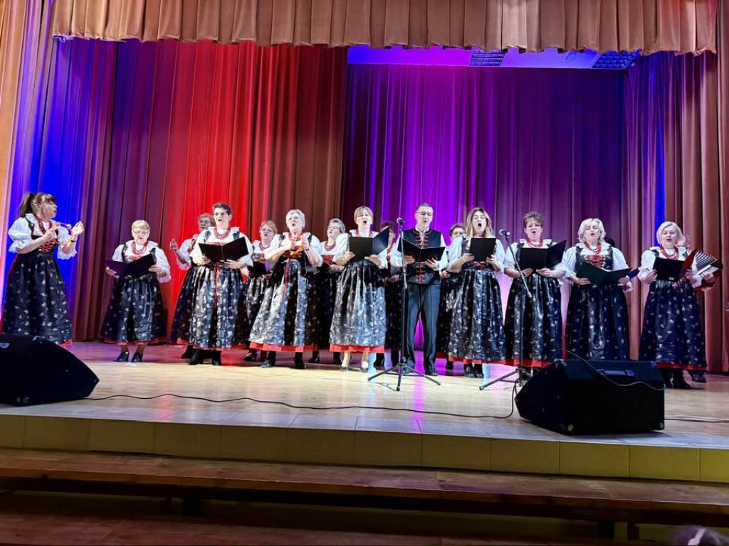 Laureaci na scenie, dziadkowie wśród publiczności