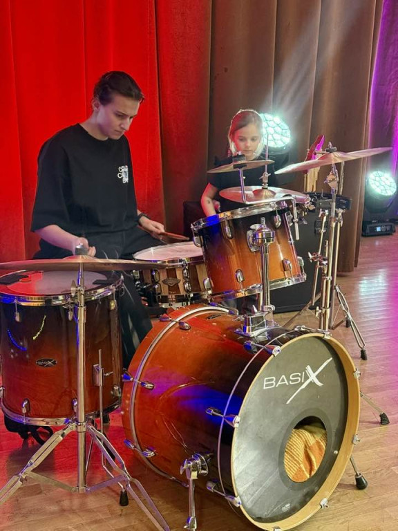 Laureaci na scenie, dziadkowie wśród publiczności