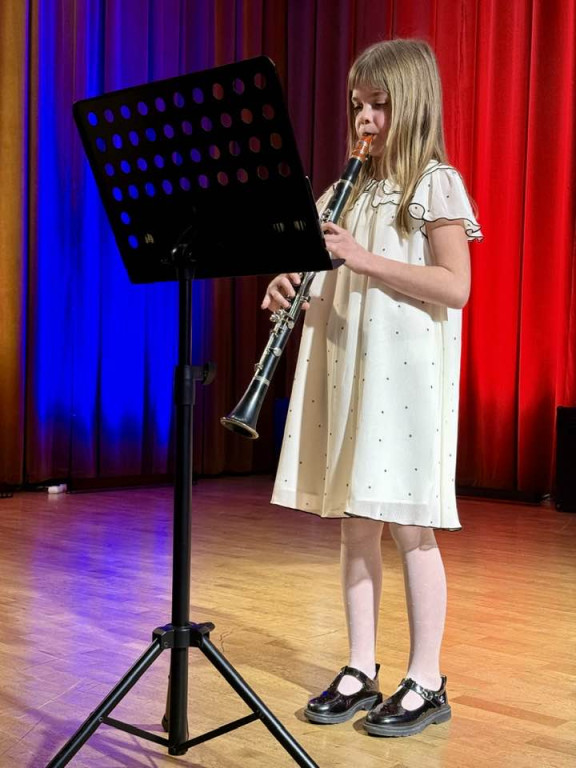 Laureaci na scenie, dziadkowie wśród publiczności