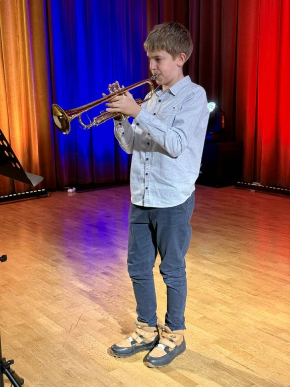 Laureaci na scenie, dziadkowie wśród publiczności