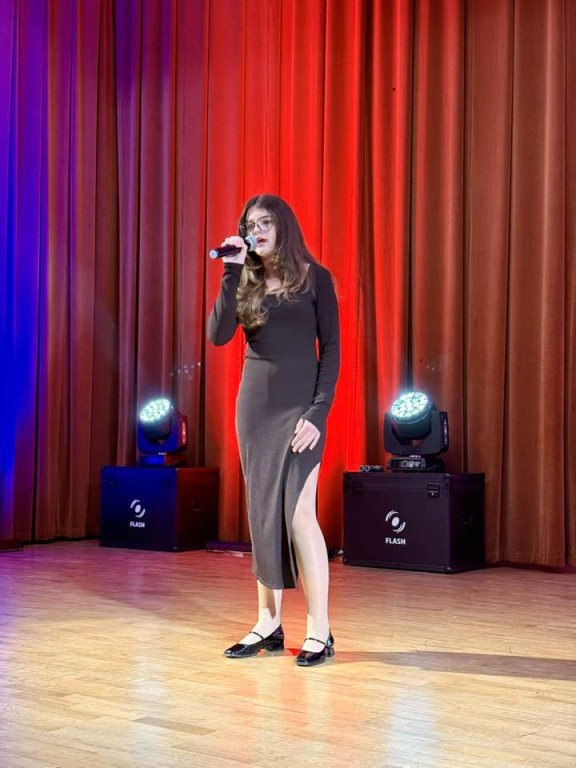 Laureaci na scenie, dziadkowie wśród publiczności