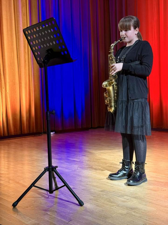 Laureaci na scenie, dziadkowie wśród publiczności