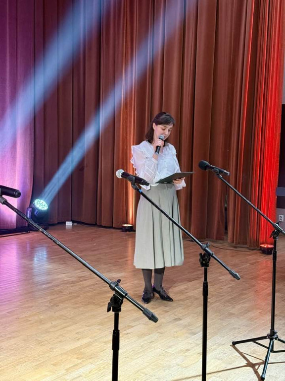 Laureaci na scenie, dziadkowie wśród publiczności