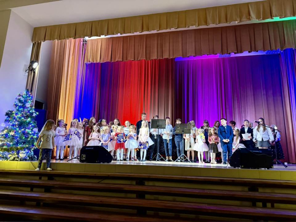 Laureaci na scenie, dziadkowie wśród publiczności