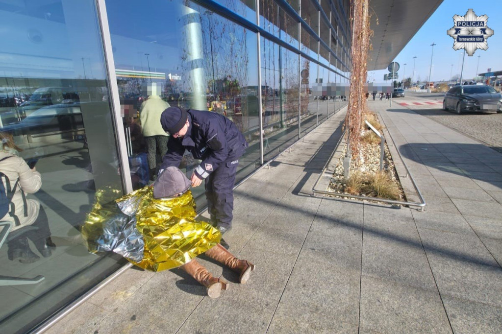 Pomógł 67-latce. Mróz śmiertelnym zagrożeniem