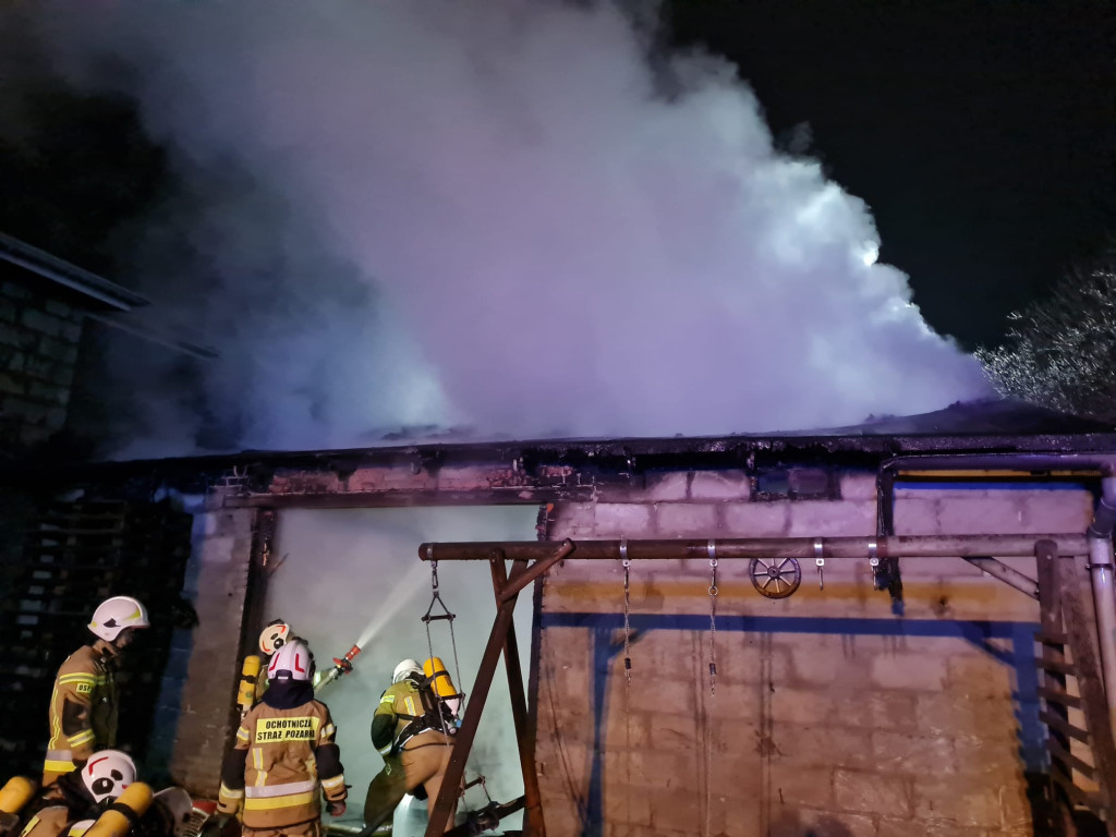 Z pożarem walczyło 30 strażaków