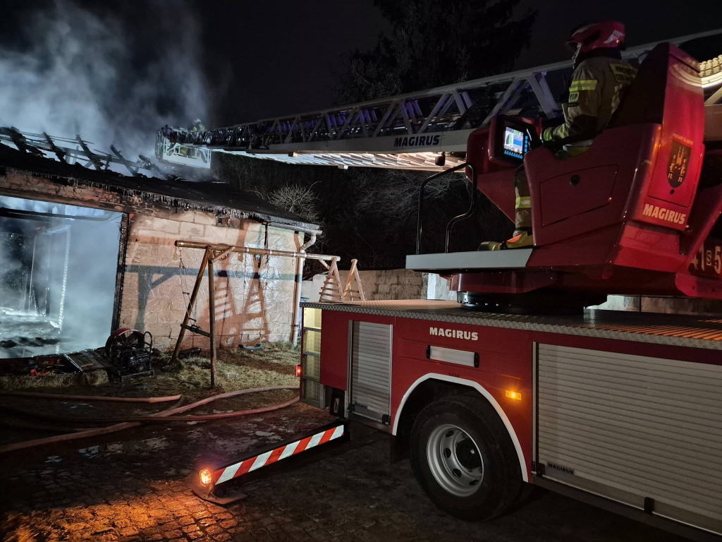 Z pożarem walczyło 30 strażaków